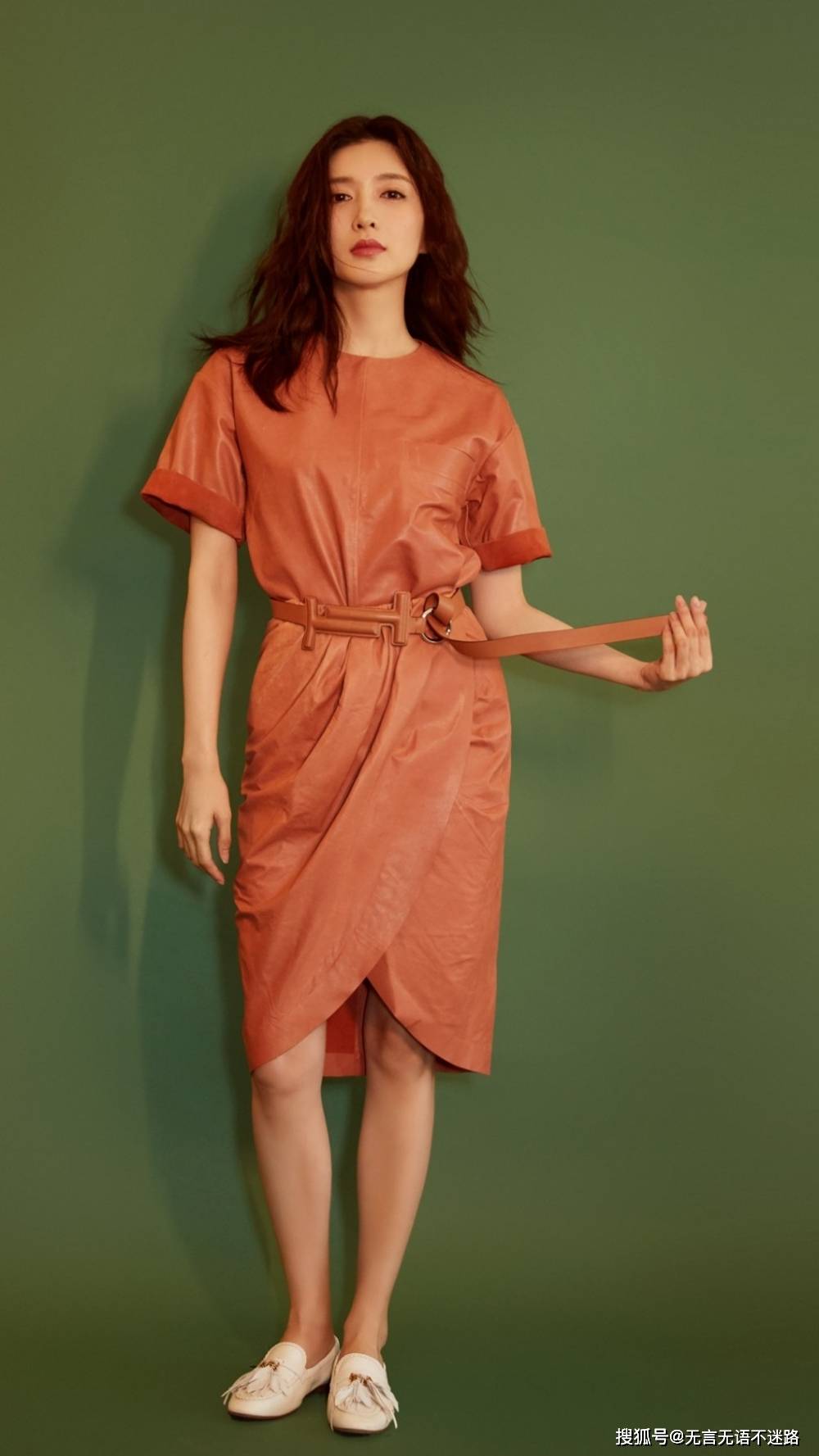 江疏影发丝微动温柔皮质短裙时尚代言