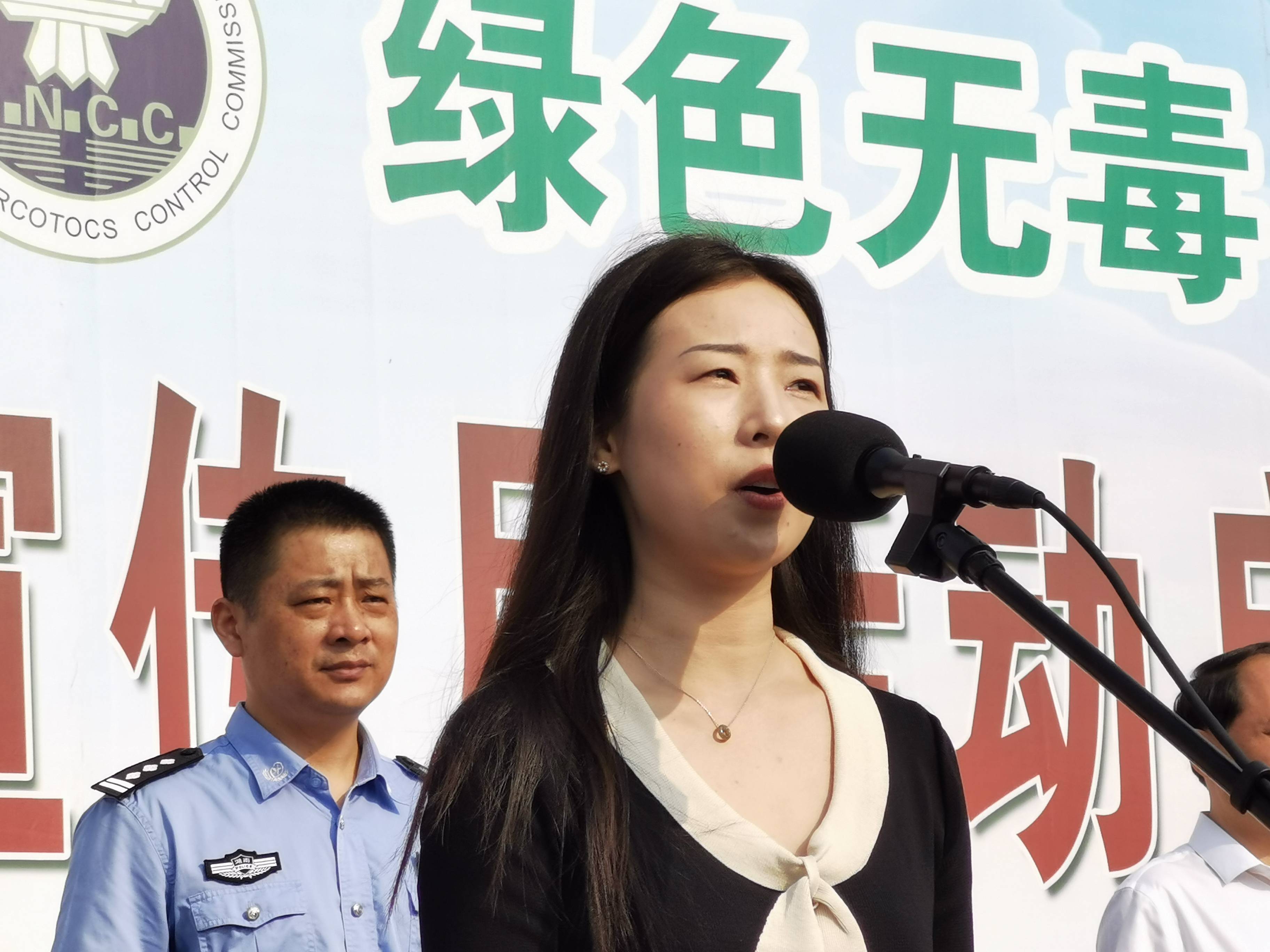 绿色无毒"签名活动现场县委副书记,县长,县禁毒委主任马吉云,副县长