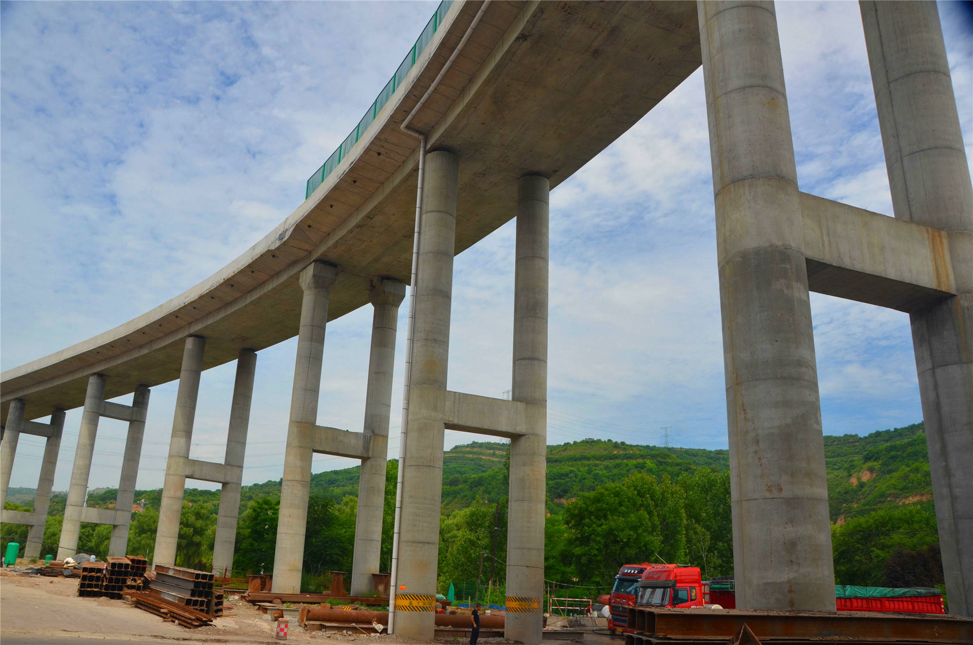 建設中的旬鳳高速公路