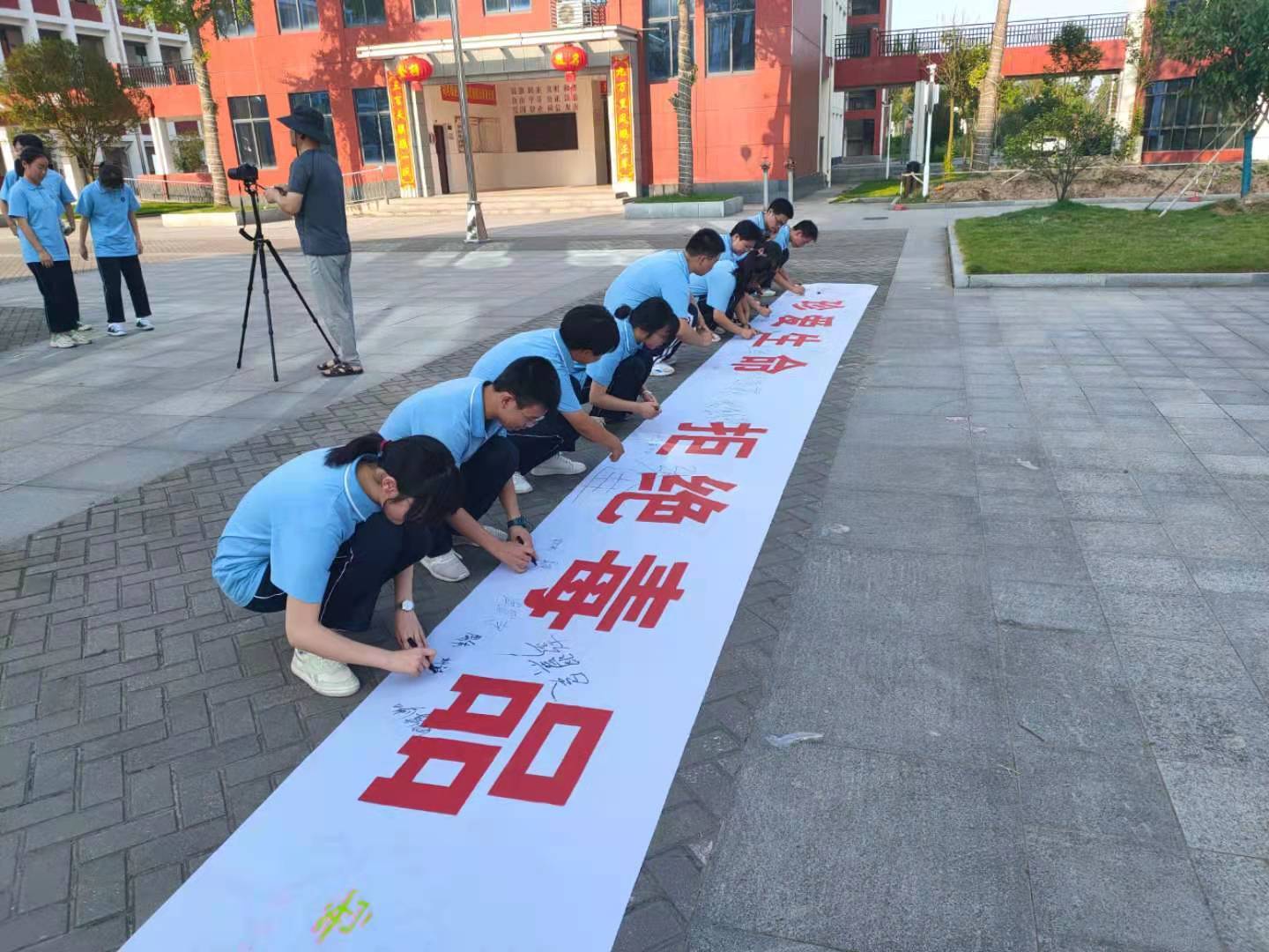 珍爱生命远离毒品安乡一中组织开展禁毒签名活动