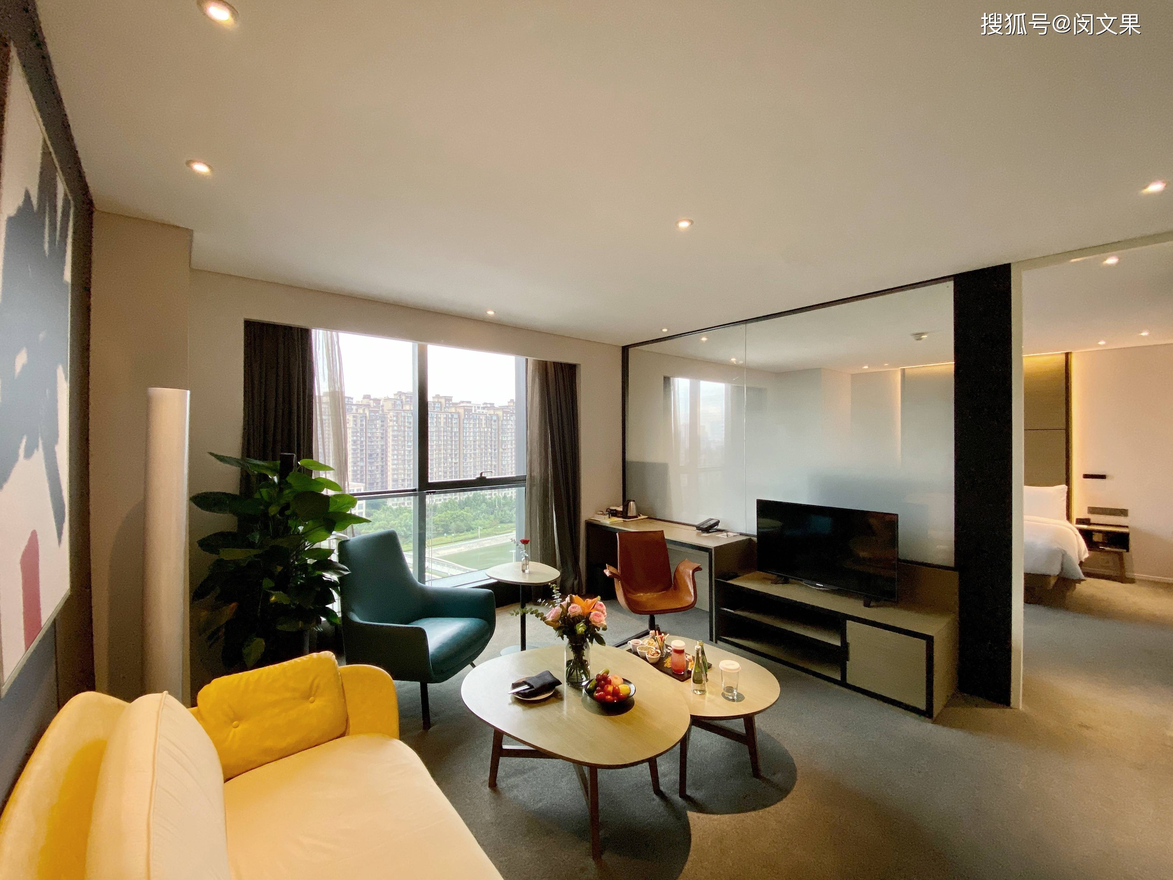 这次我住在酒店的豪华套房,这个房型所占比例不高,仅有11间.