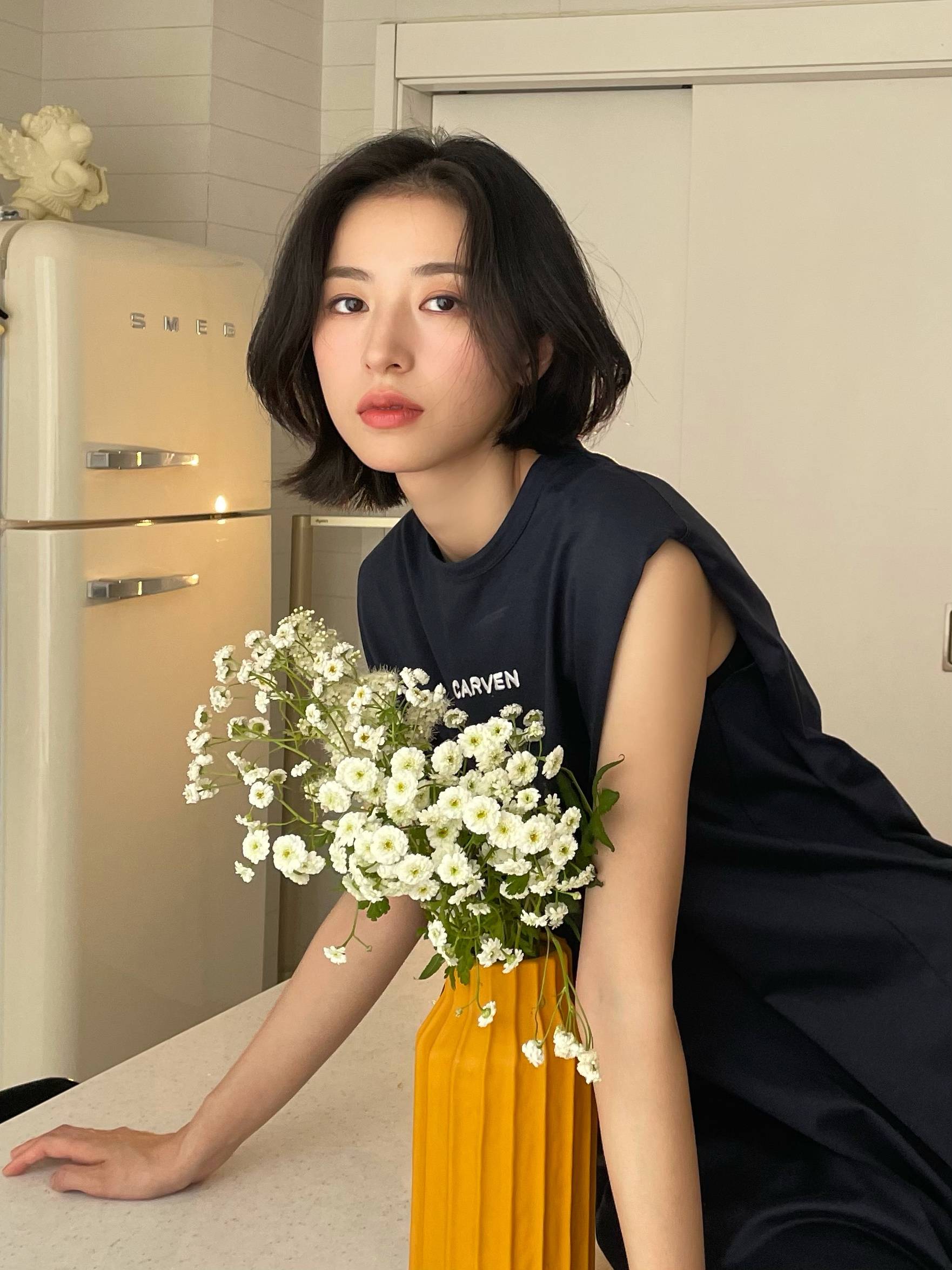 穿搭周雨彤身着carven2021春夏系列