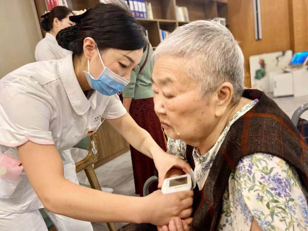 江津"白衣天使"进疗养院 面对面教授老人健康秘诀