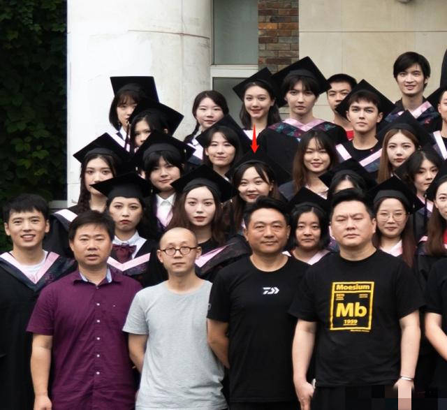林妙可晒大学毕业照 不舍分别泪流满面