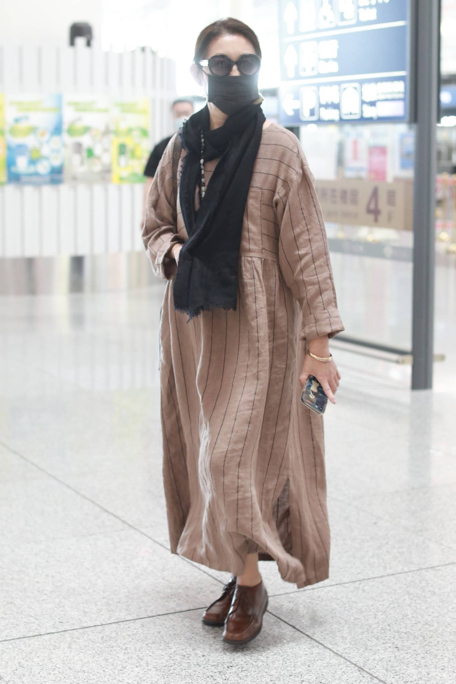 62岁倪萍穿棉麻风长衫素雅高贵 见镜头亲切挥手