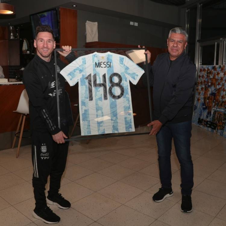 梅西阿圭罗喜获阿根廷赠礼 特制版球衣彰显贡献_比赛