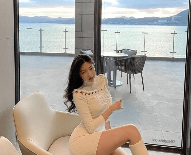 设计|穿一件就够了，修身连衣裙简约搭配，到哪都是焦点