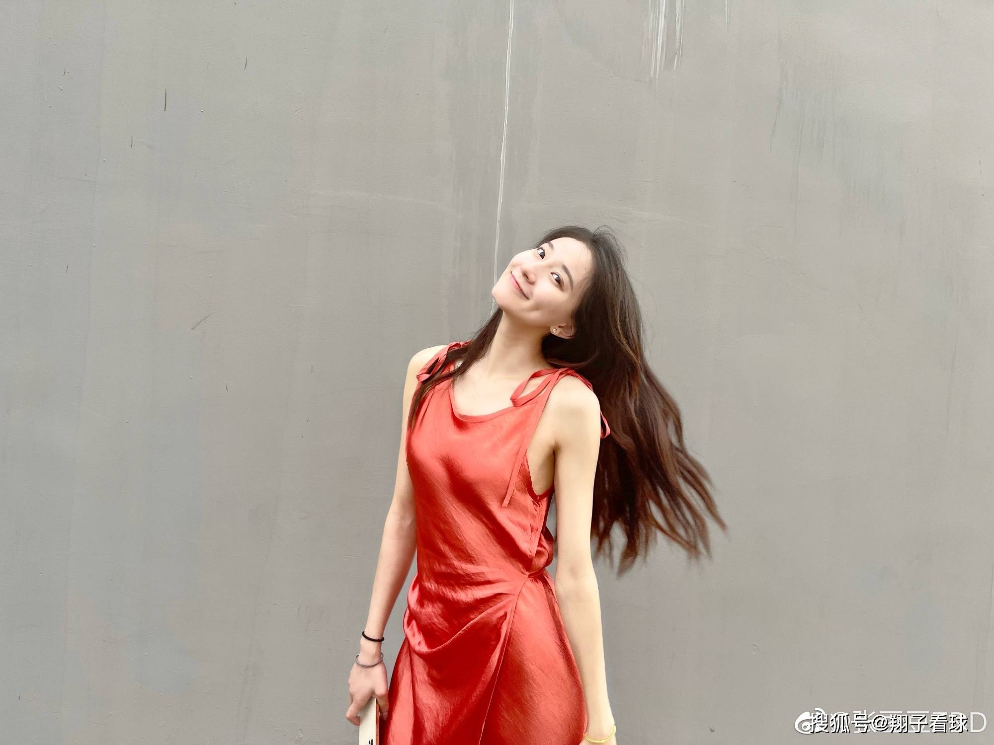 原创张豆豆晒与闺蜜亲密合影一袭红裙很撩人网友好漂亮的姐妹花