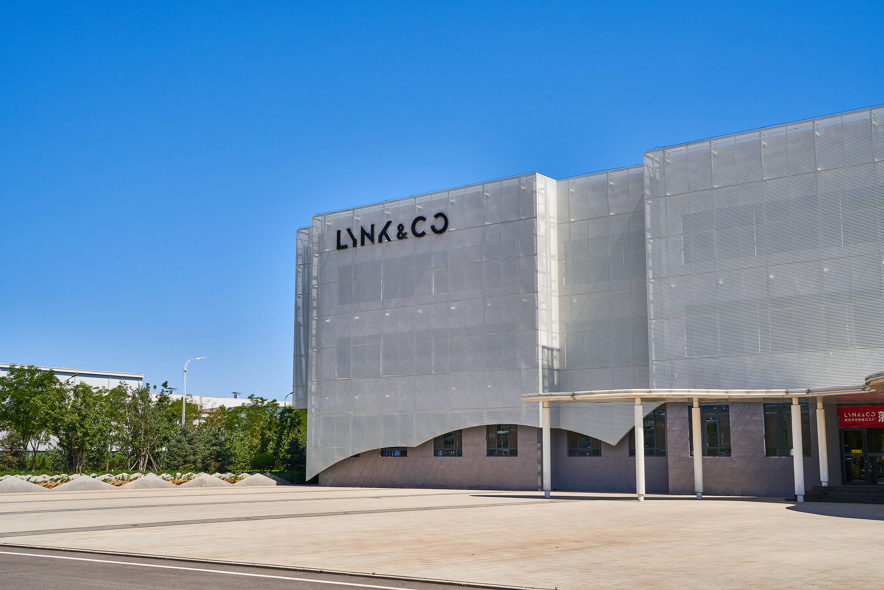 试驾国产小钢炮领克02hatchback探访领克汽车工厂