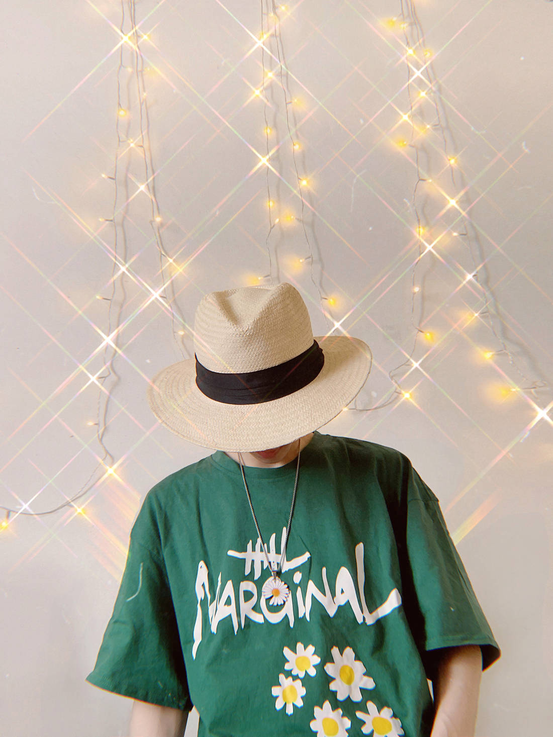 几张|男士时尚丨夏季！绿色T恤在霓虹灯下留影！