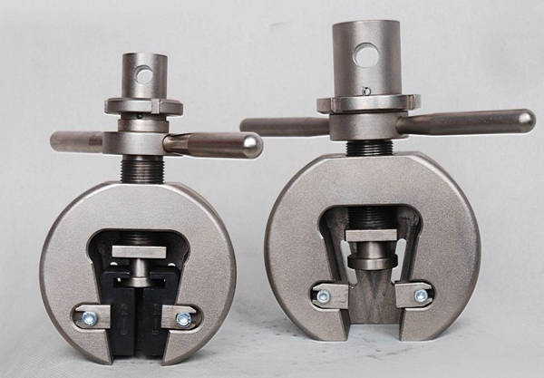 金具拉力试验机夹具材料与结构的特点