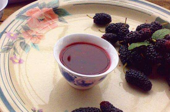 功效|桑葚酒的功效作用，滋阴补血，女人喝桑葚酒的好处多！