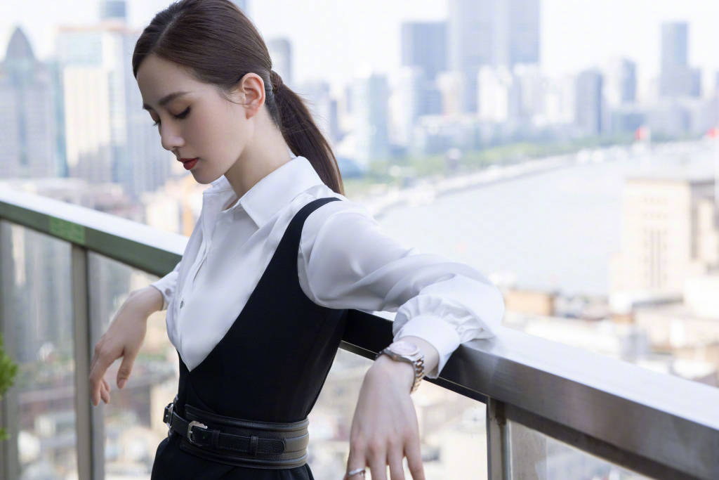 刘诗诗黑白套装写真曝光利落大方气质优雅干练