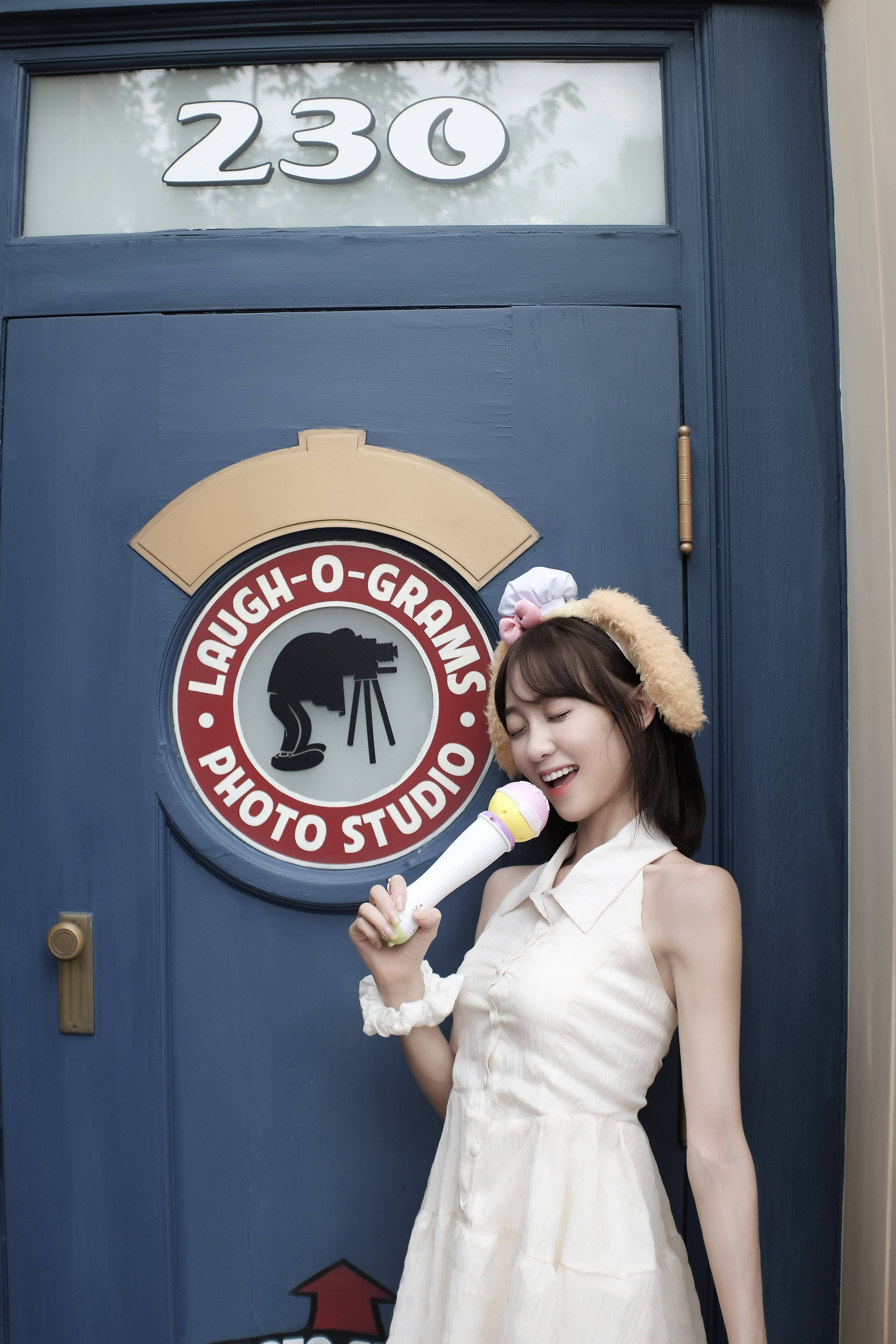 李子璇穿洁白露肩短裙软萌俏皮含羞浅笑清纯可人