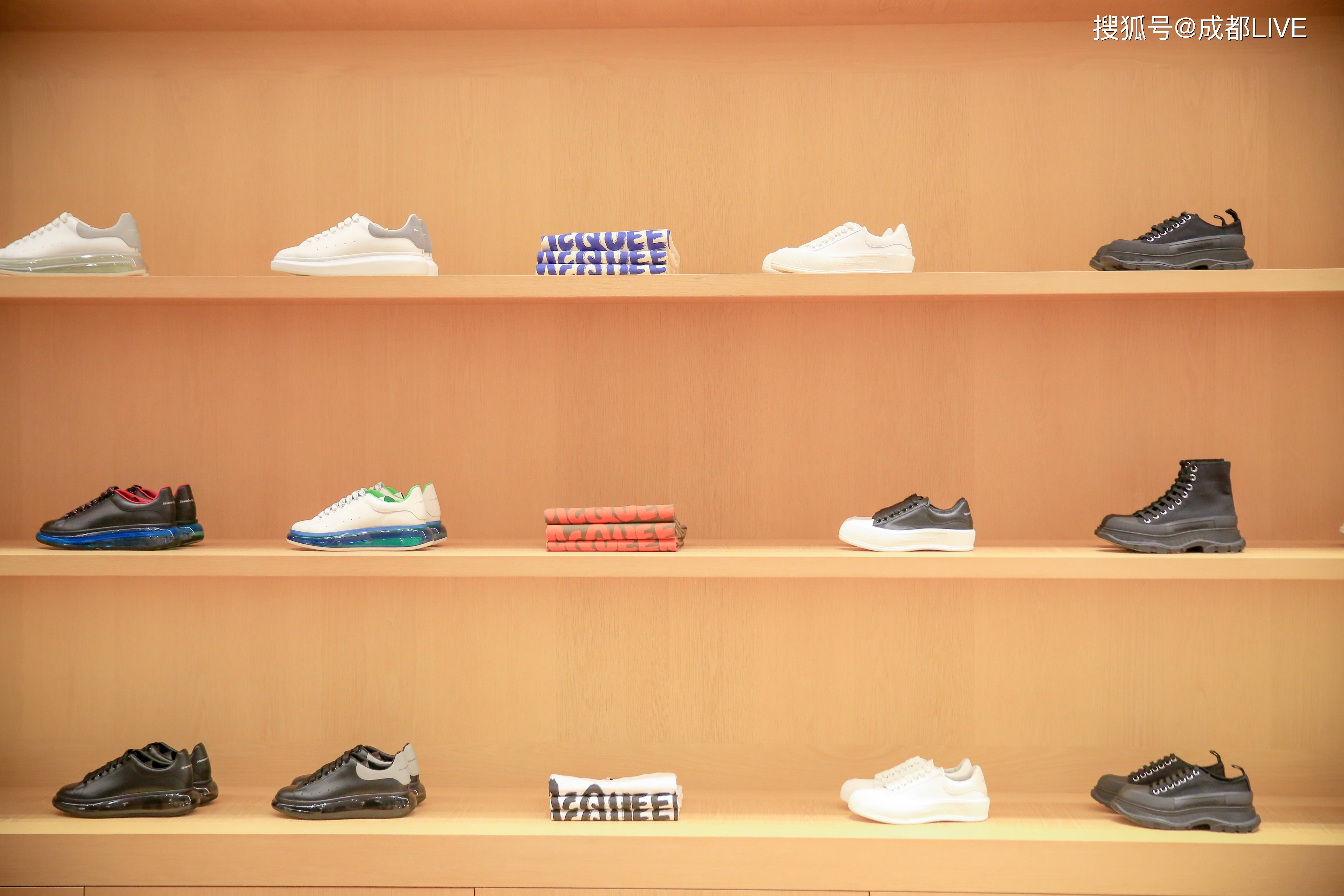 在简洁的店面中更显突出试衣间上大面积的蝴蝶元素这次麦昆in99店中