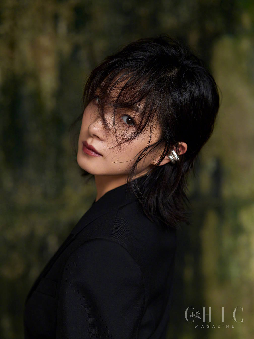 万茜旧车站工业风杂志大片曝光 身穿风衣又飒又酷