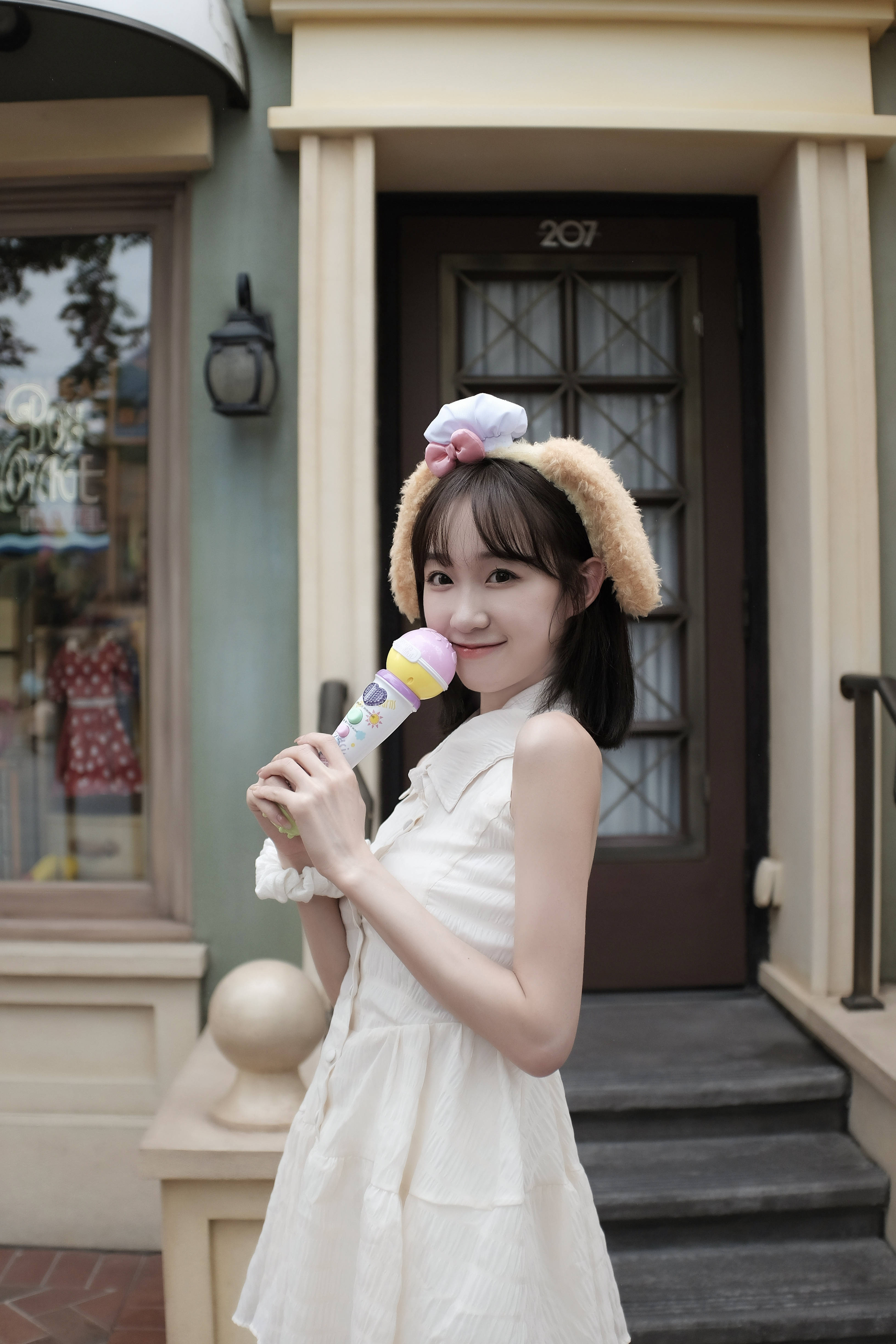 李子璇穿洁白露肩短裙软萌俏皮含羞浅笑清纯可人