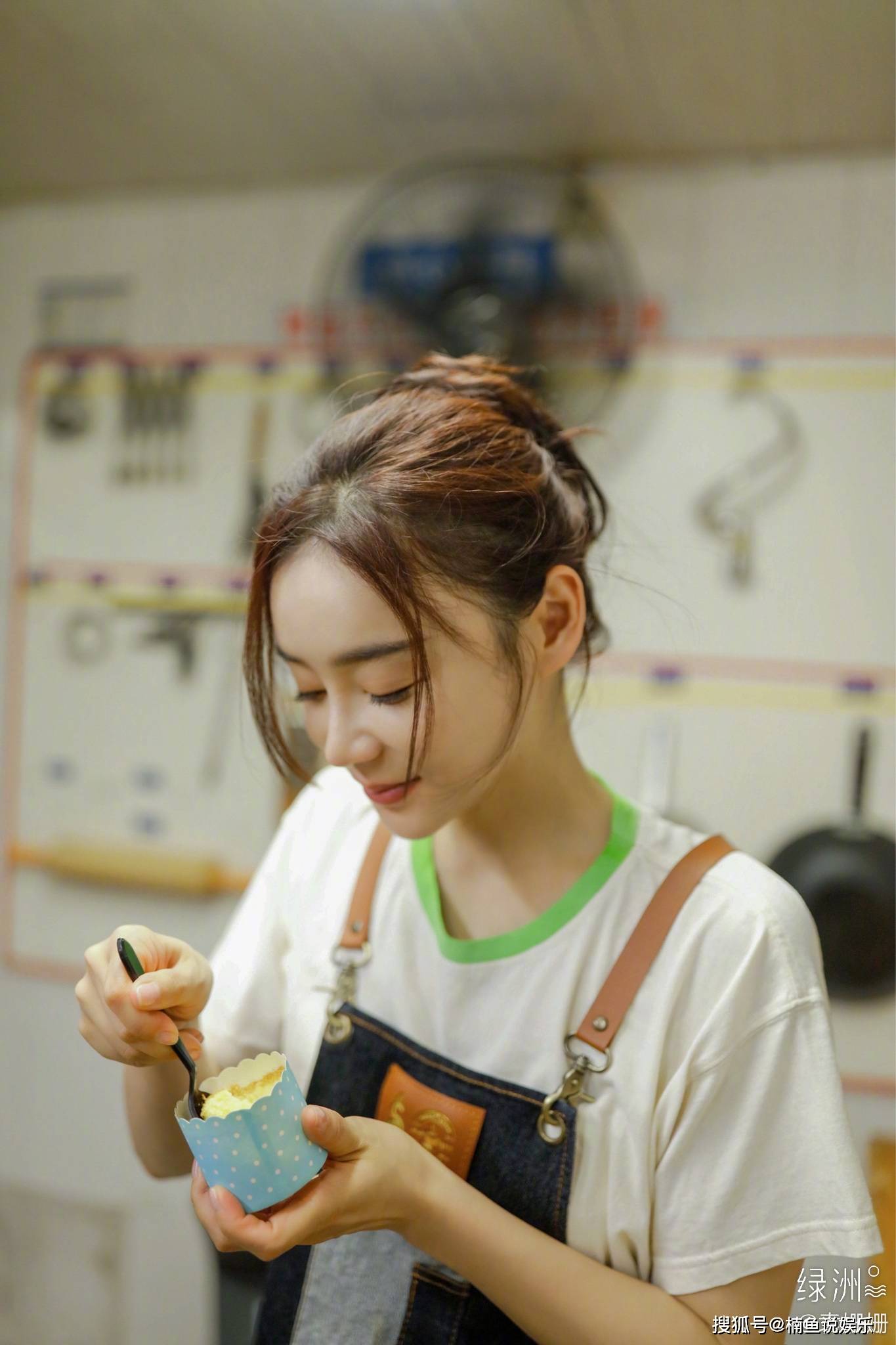 厨房里的袁姗姗好养眼,亲手学做美食,这是要变身最美厨娘?