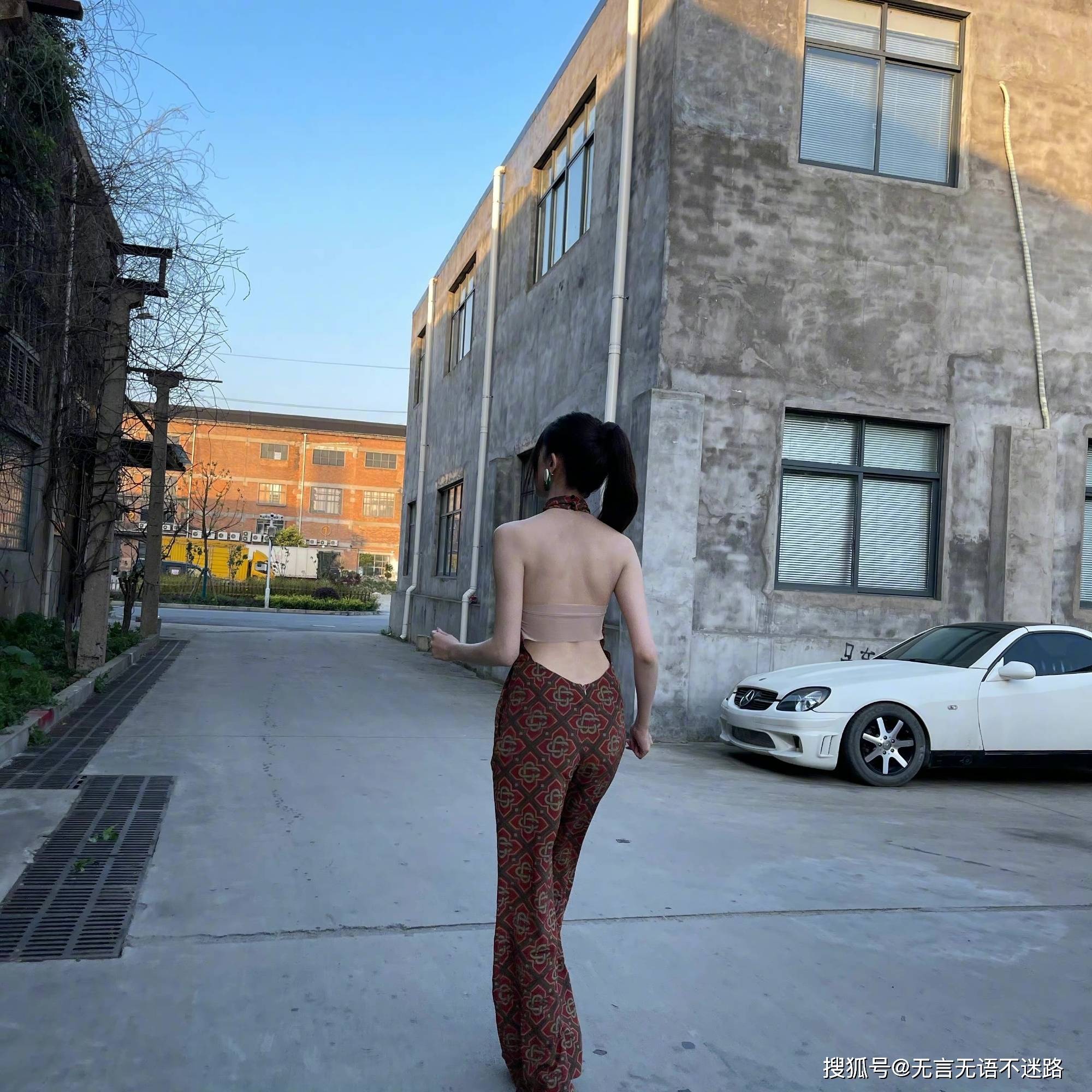 露背装|宋妍霏穿露背装出镜，性感至极，引领时尚潮流
