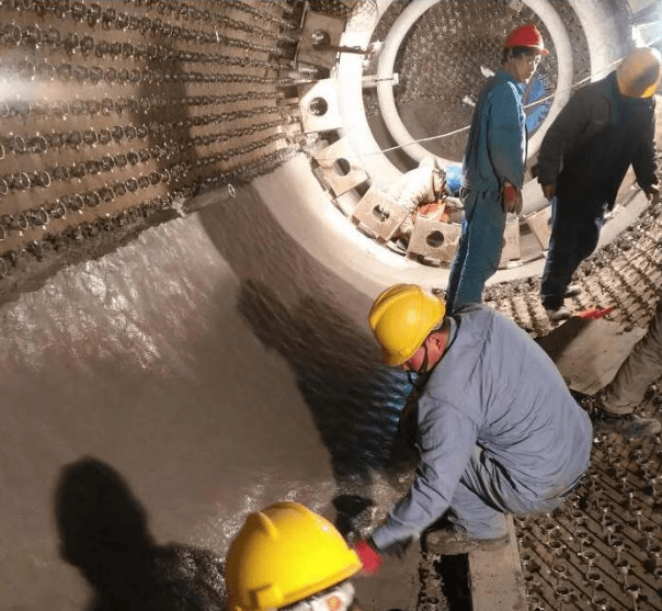 在浇注料施工过程中,振动棒的正确使用同样关系到浇注料后期寿命的