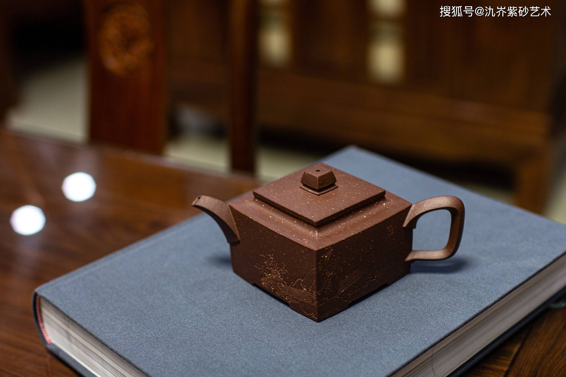 原创乱弹琴的抱怨这把紫砂壶做工太差了出汤时间竟然要10秒