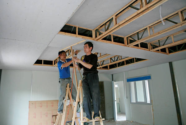 由各市工商行政管理局监制统一印刷的《家庭居室装饰装修工程施工合同