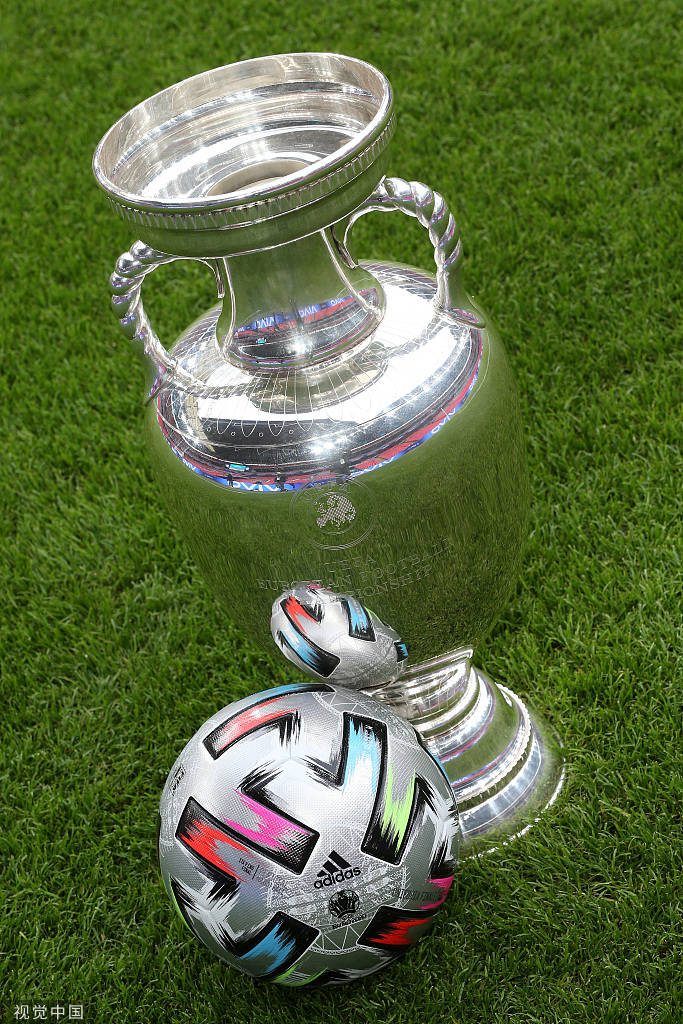 高清图:大腕登场!德劳内杯亮相温布利大球场