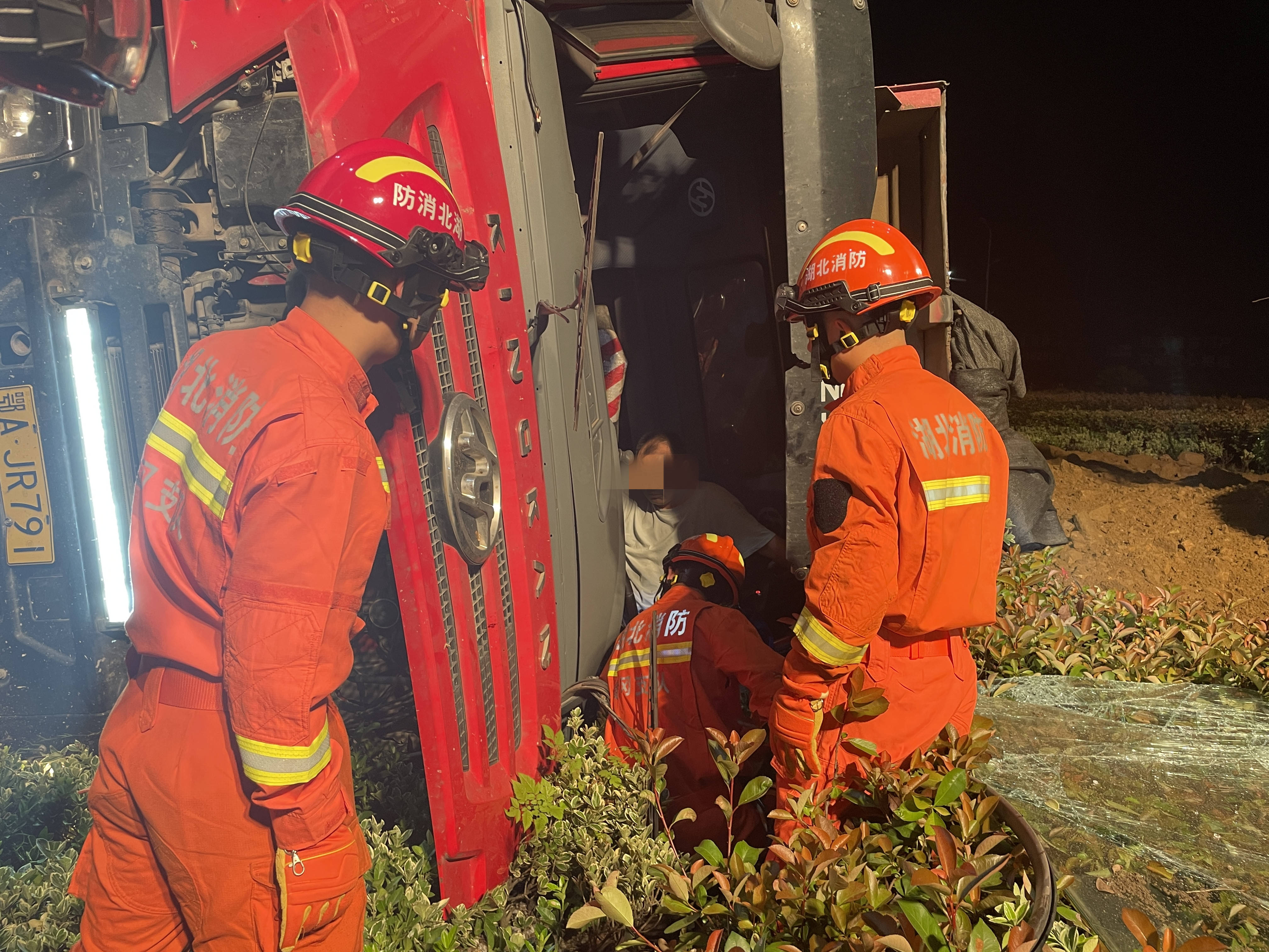 货车"带病"加夜班侧翻司机被困,红安消防凌晨紧急救人