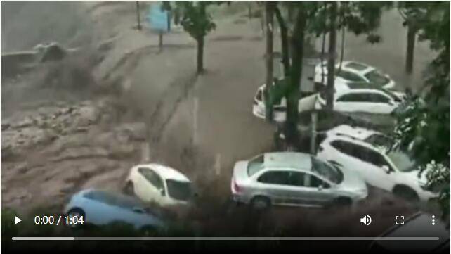 山西阳城遭遇1956年以来最大短时强降雨 暴雨引发山洪一景区外多辆车被冲走