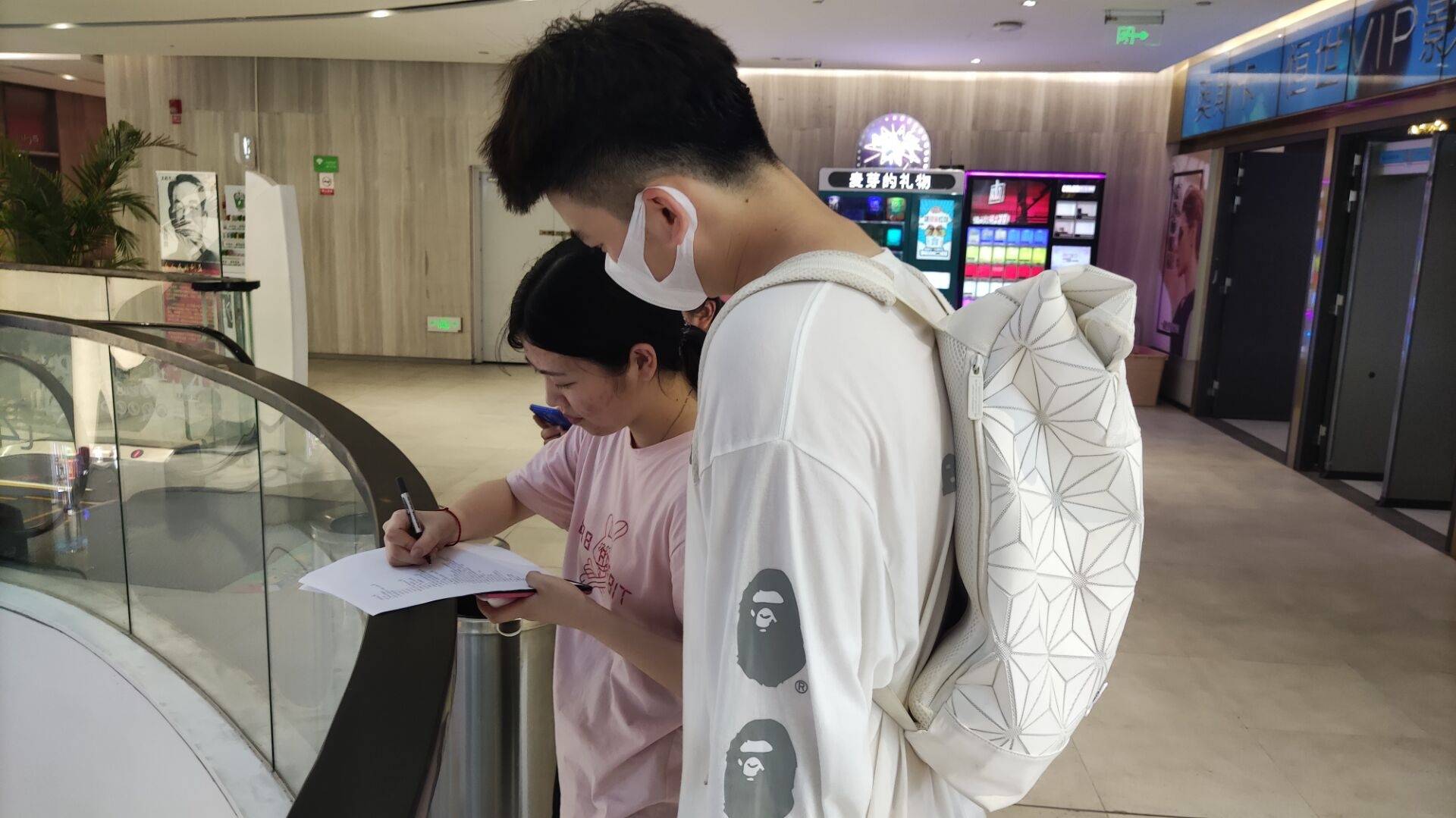 开展街头调查,助力党史普及