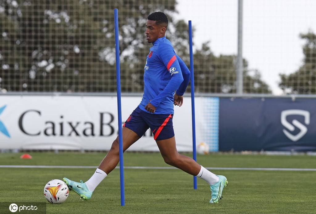 马德里竞技备战新赛季 新援马科斯-保罗认真训练