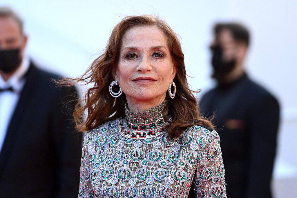 68岁于佩尔亮相戛纳首映红毯 戴璀璨珠宝身材姣好