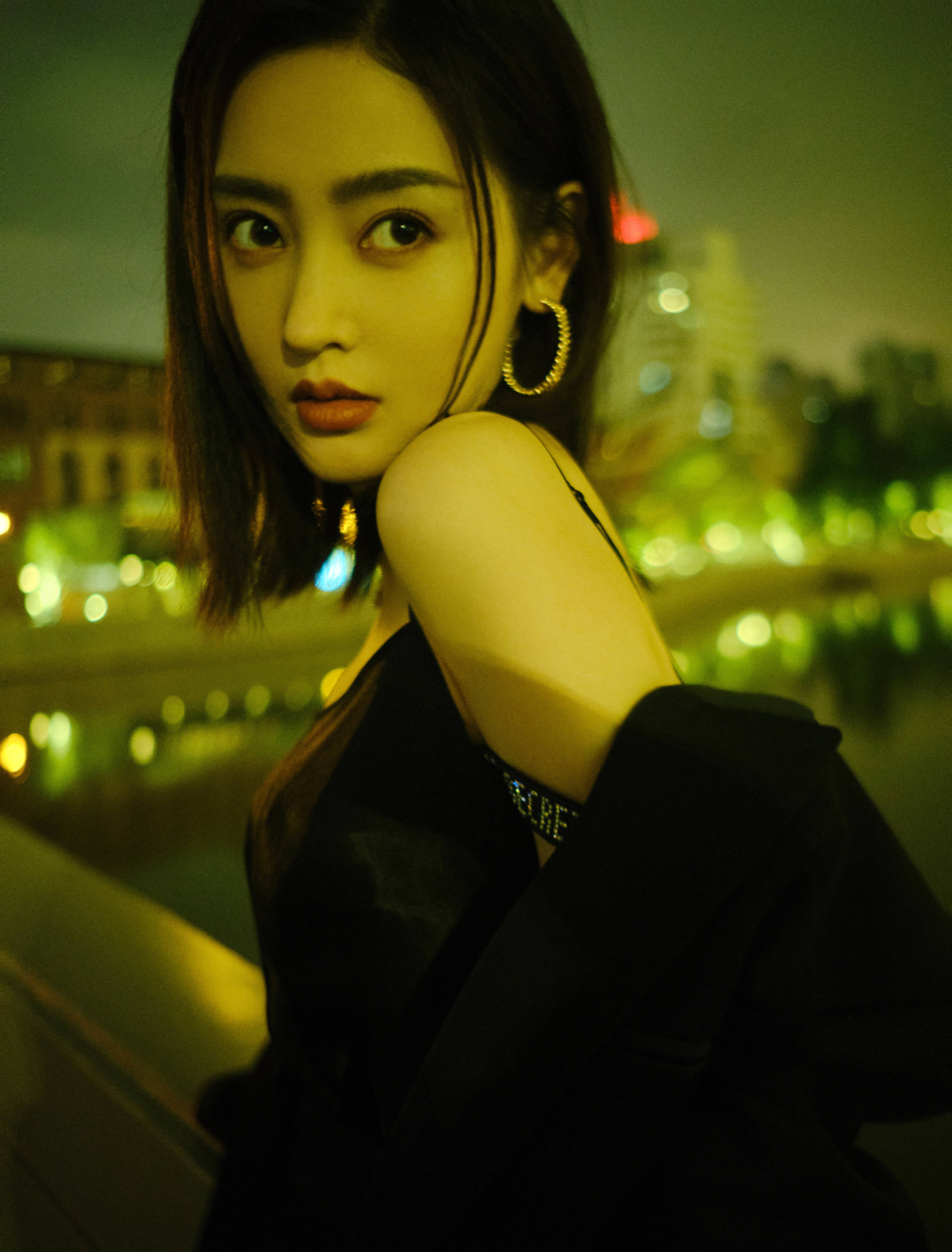 张天爱分享街头港风大片暮色渐浓卷进温柔夜色