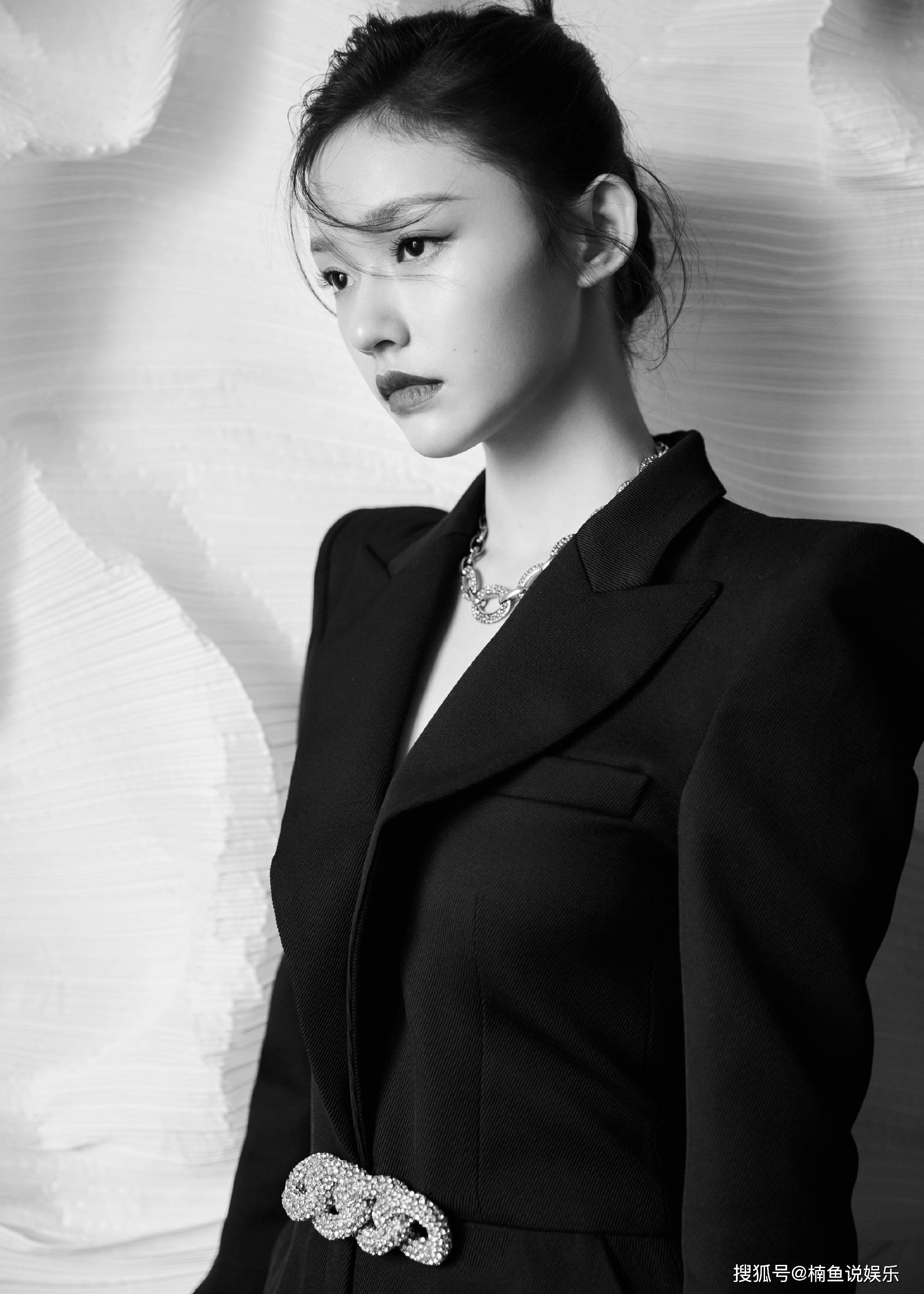 林允终于霸气一回!穿黑色连体西装a范十足,甜美公主秒变女王_气质