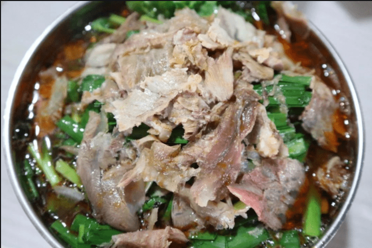 贵州美食攻略之遵义羊肉粉,一分钟告诉你制作羊肉汤的小秘方!