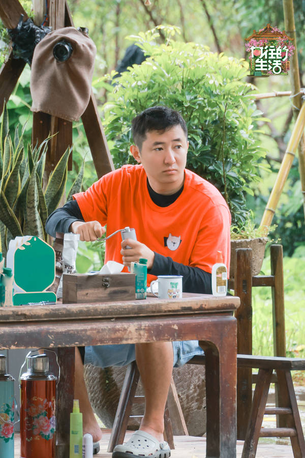《向往的生活》第五季水枪大战欢乐开启 身份互换趣味非凡