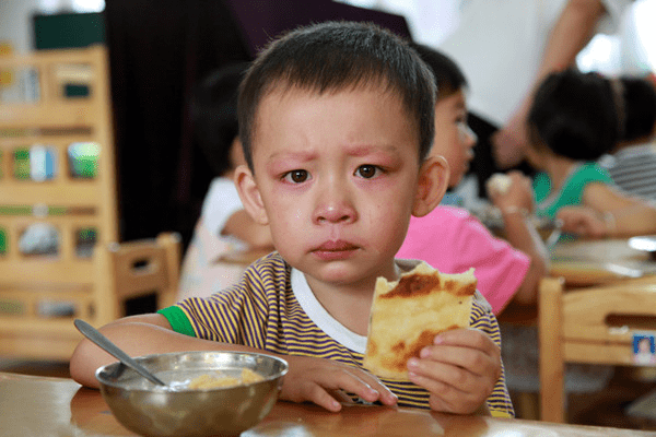 带着|孩子到幼儿园又哭又闹，家长连哄带骗，不如提前做好这些准备