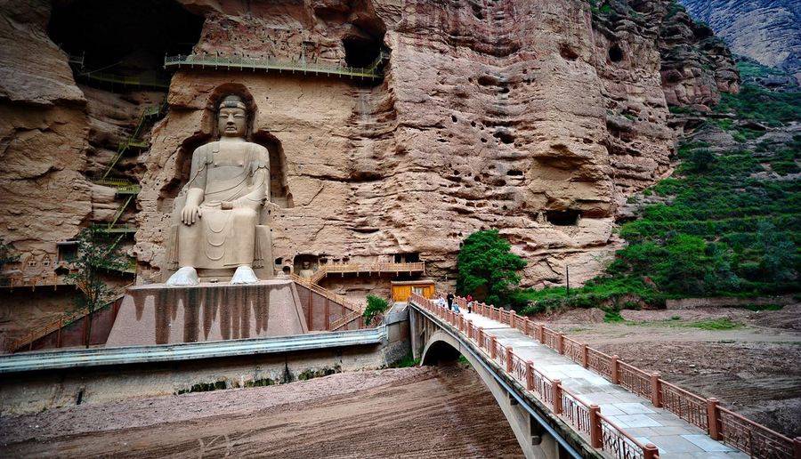 盐池灵应山石窟寺图片