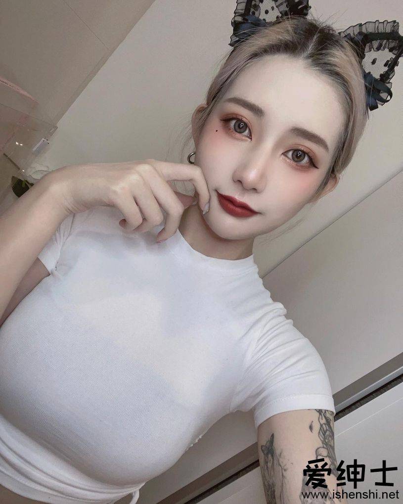 jkf女郎「凯乐anna」是巨蟹座b型的辣妹,上个月底才刚过生日,她喜欢吃