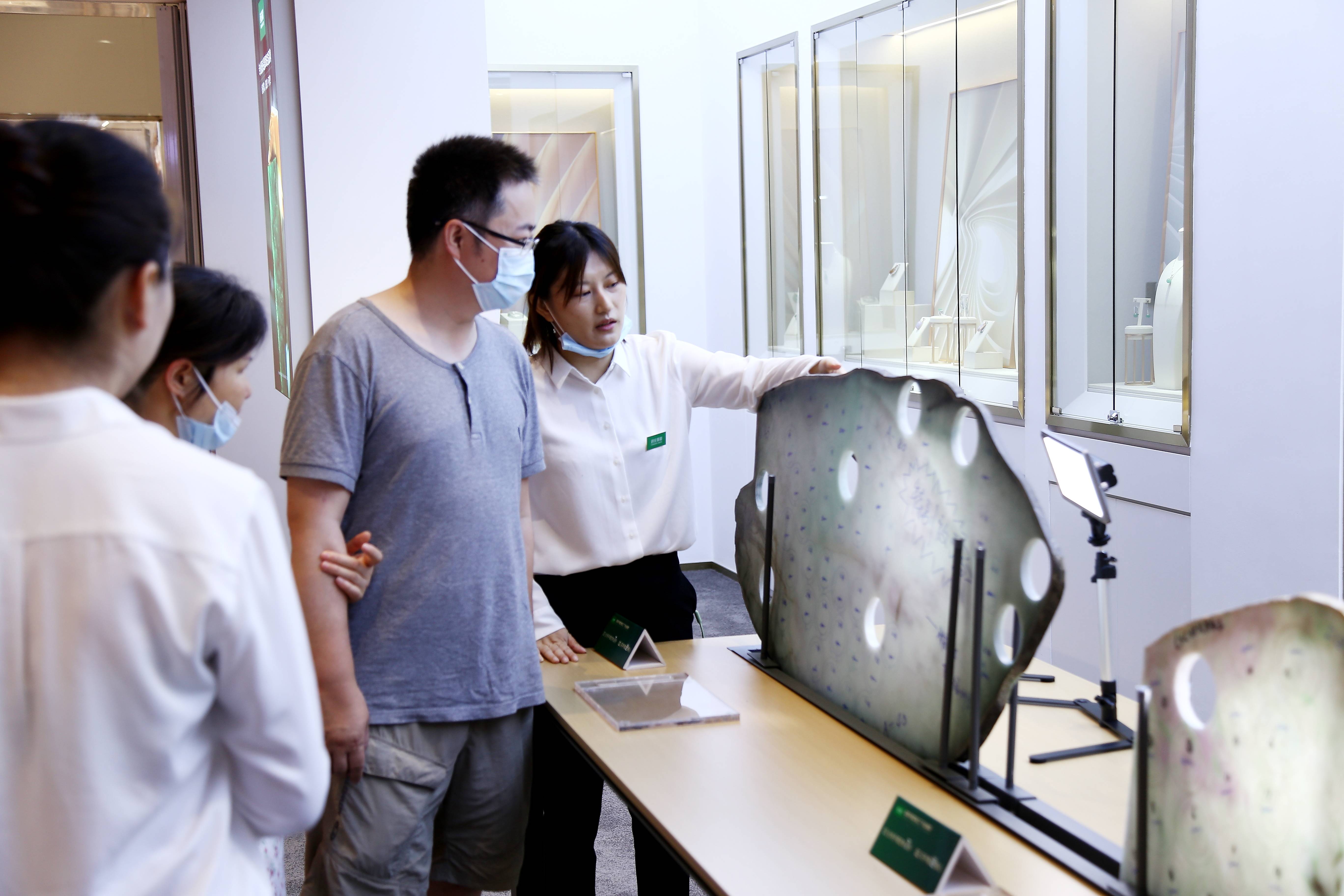 创新性推出"翡翠手镯定制工厂"新模式_消费者