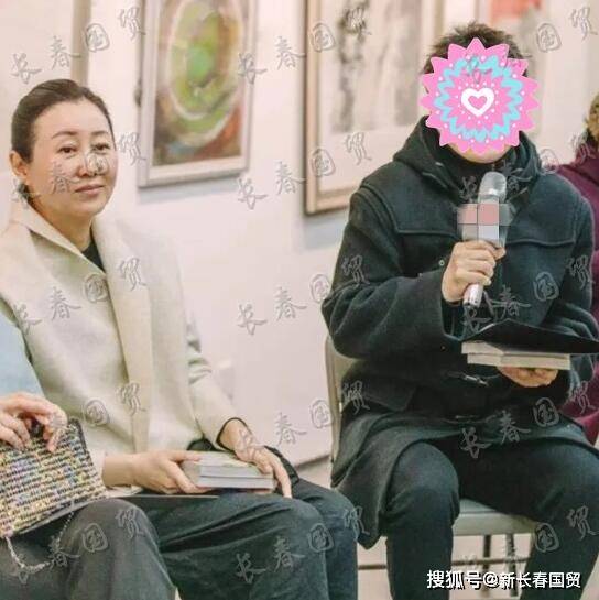 活动|孙楠妻子潘蔚近照曝光，素颜露面衣着朴素，为人十分低调