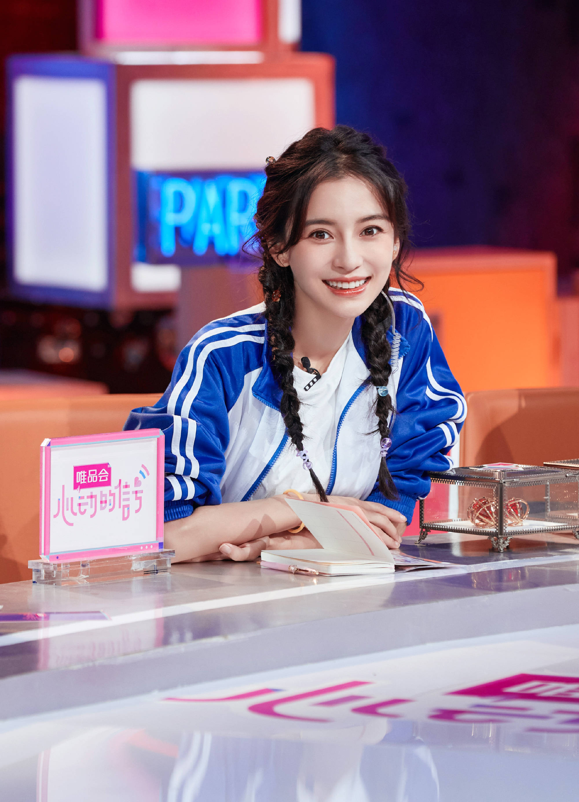 1/ 6 搜狐娱乐讯 2021年7月21日,一组angelababy录制综艺的照片曝光.