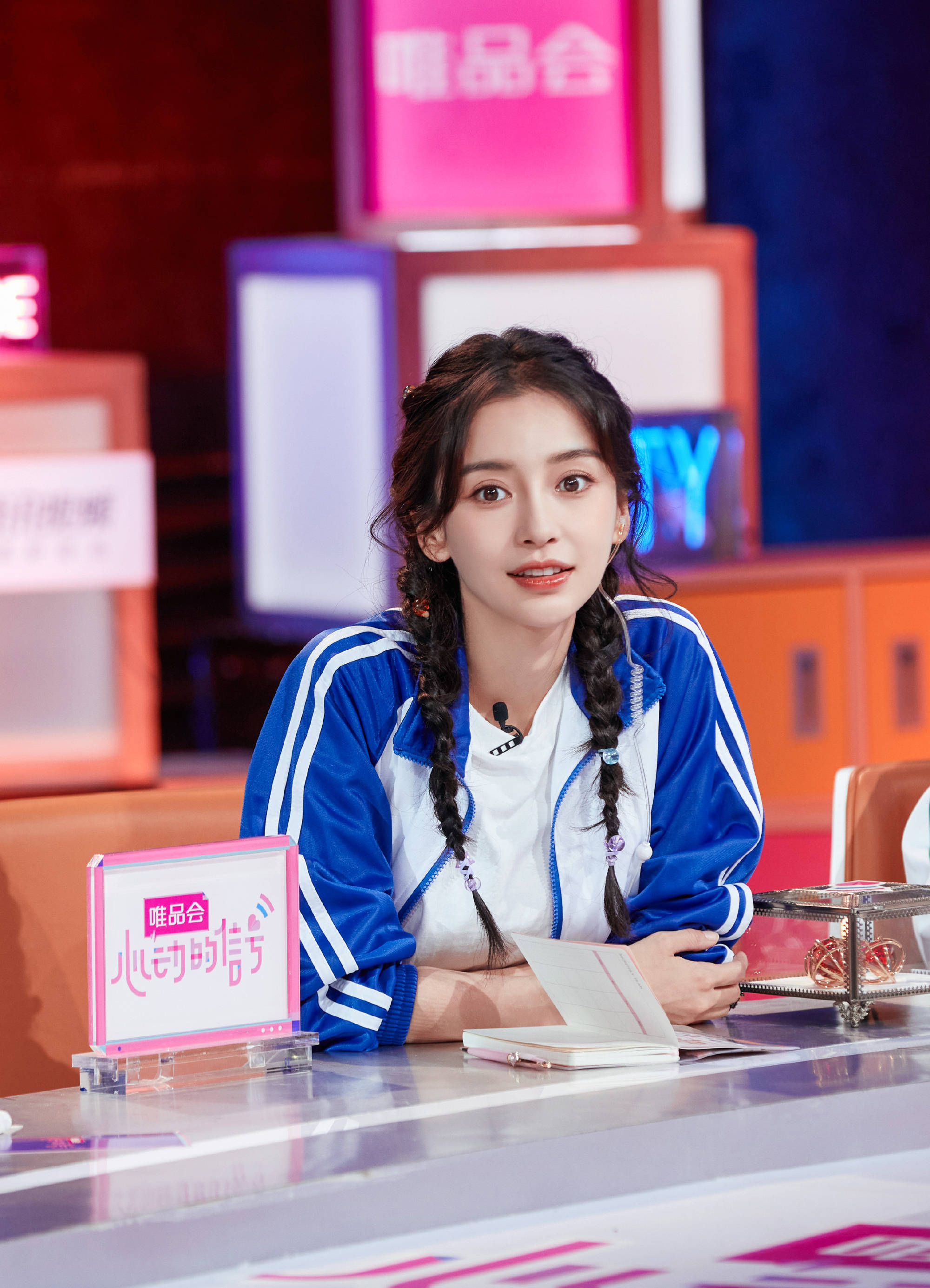 1/ 6 搜狐娱乐讯 2021年7月21日,一组angelababy录制综艺的照片曝光.