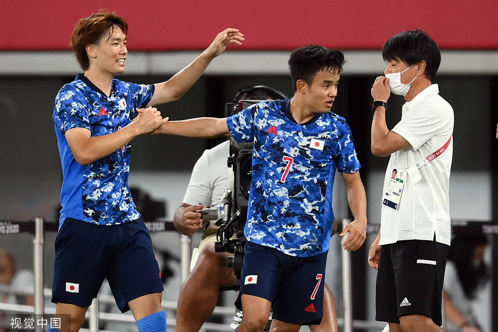 高清:奥运男足日本1-0南非 久保建英破门滑跪庆祝