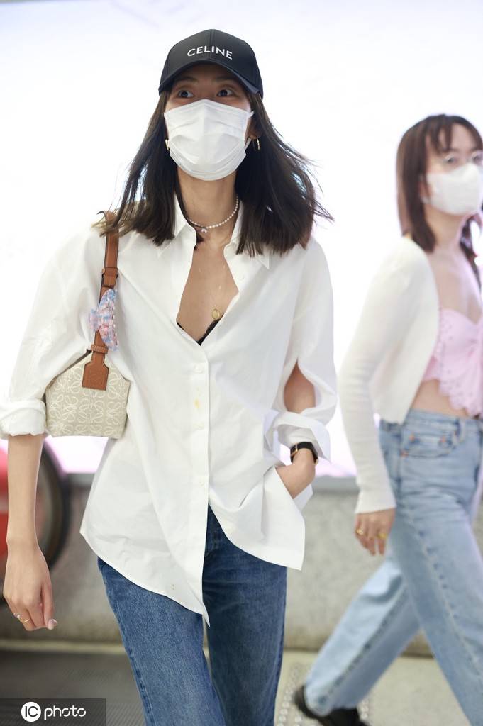 刘雯白色衬衫,直筒牛仔裤配celine棒球帽简约高级