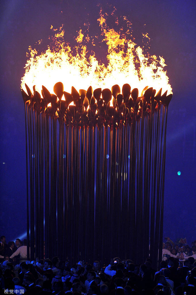 组图回顾:历届奥运主火炬点燃 李宁经典飞天点火