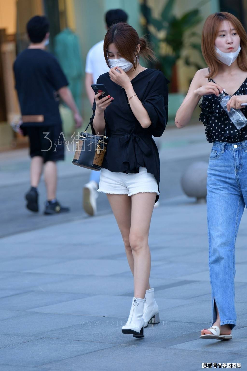 点金|魅眼娇羞合，丹唇逐笑开。不谈正义与邪恶，点金召未来