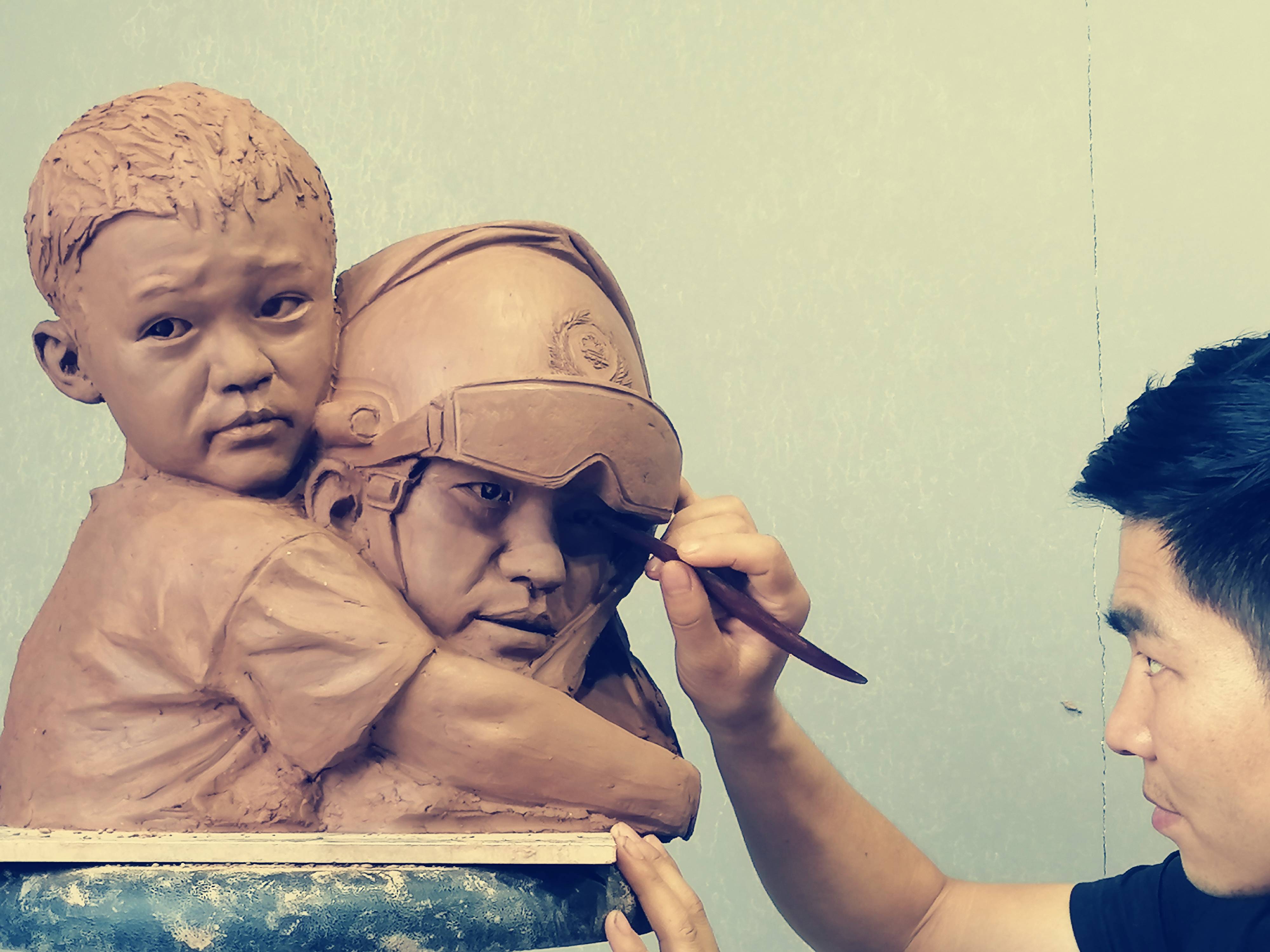 于是,他就以这张照片为原形,做了一个雕塑,以此表达对抗洪战士的崇敬