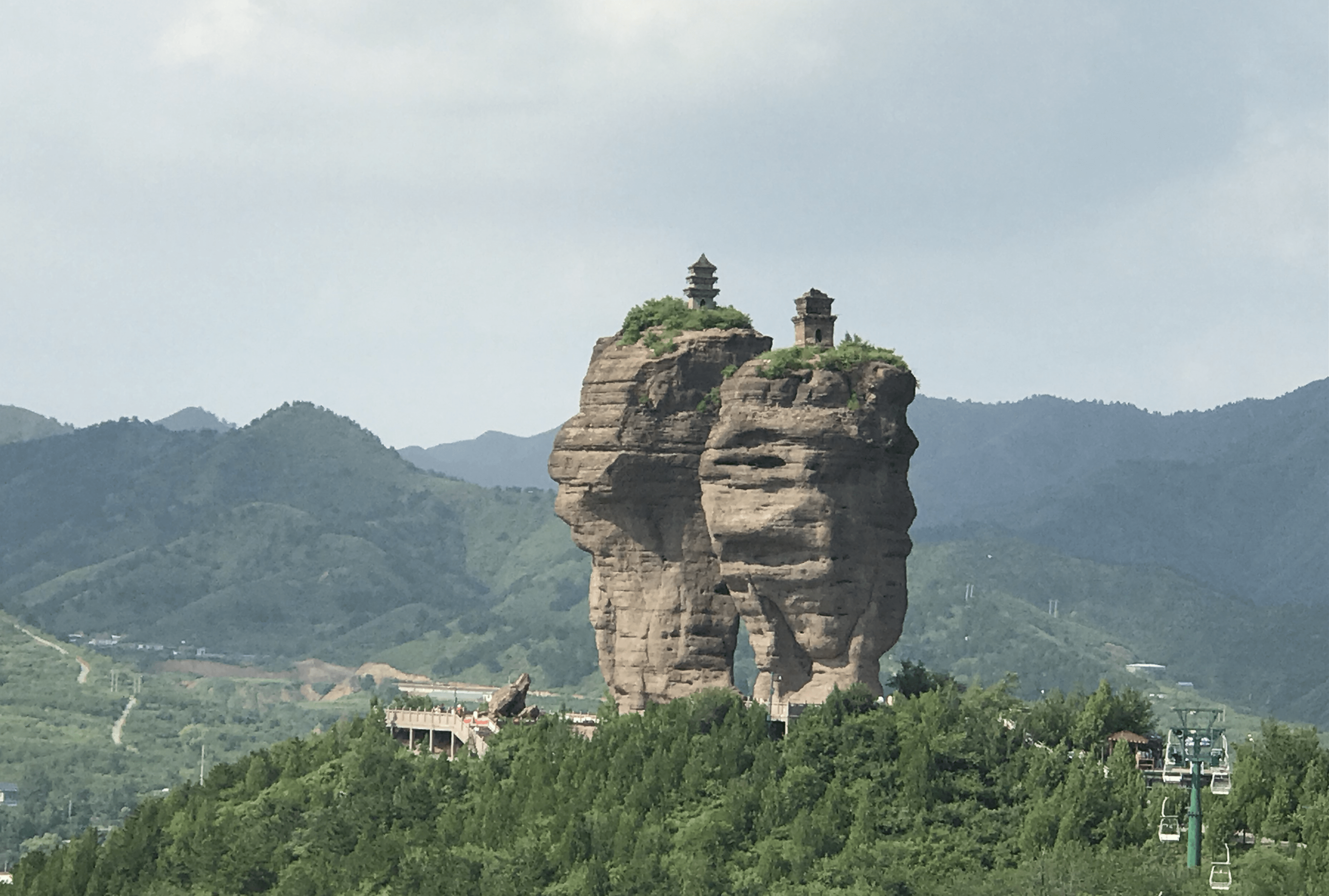 中国最神秘的两座古塔,坐落于高不可攀的巨石之上,建造过程成谜