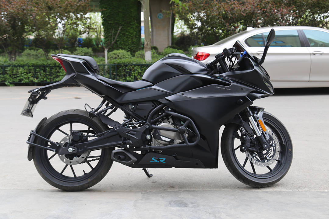 春风250sr不仅要给爱车装贴头盔也要保护起来,这个车主的头盔是买得